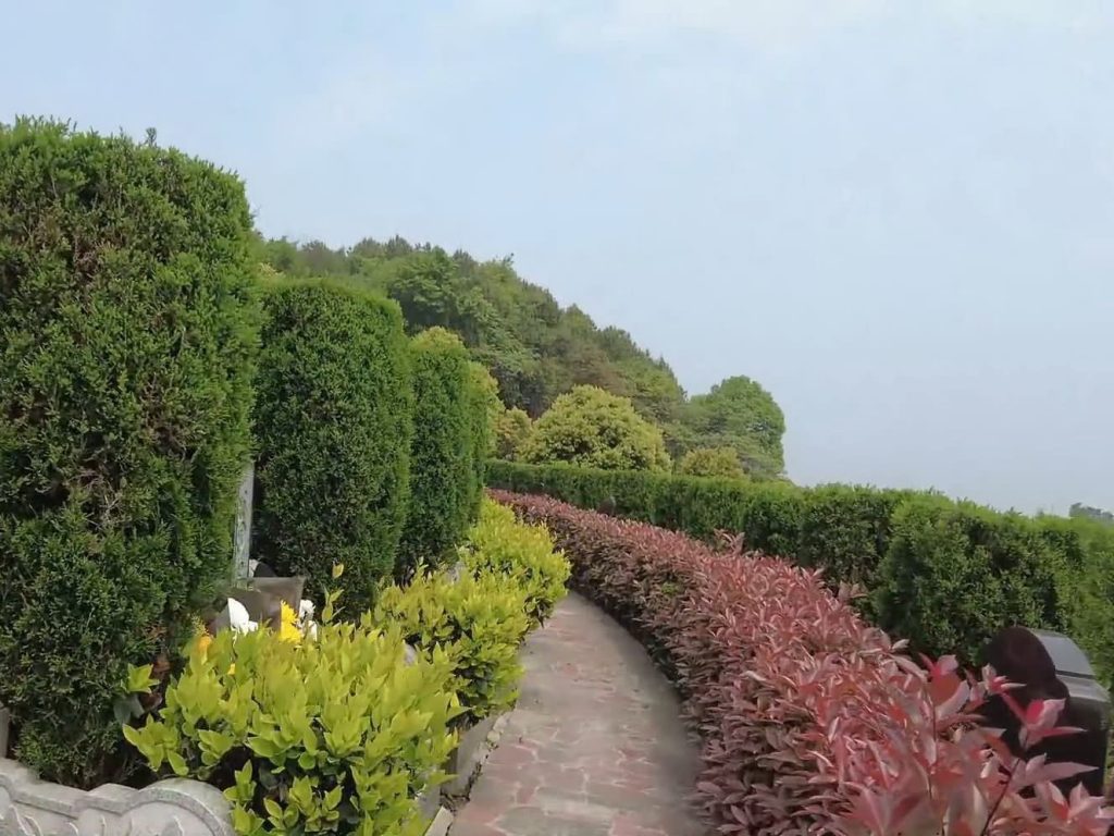 成都红枫艺术陵园地处九仙山，毗邻石象湖，又有法华寺相伴