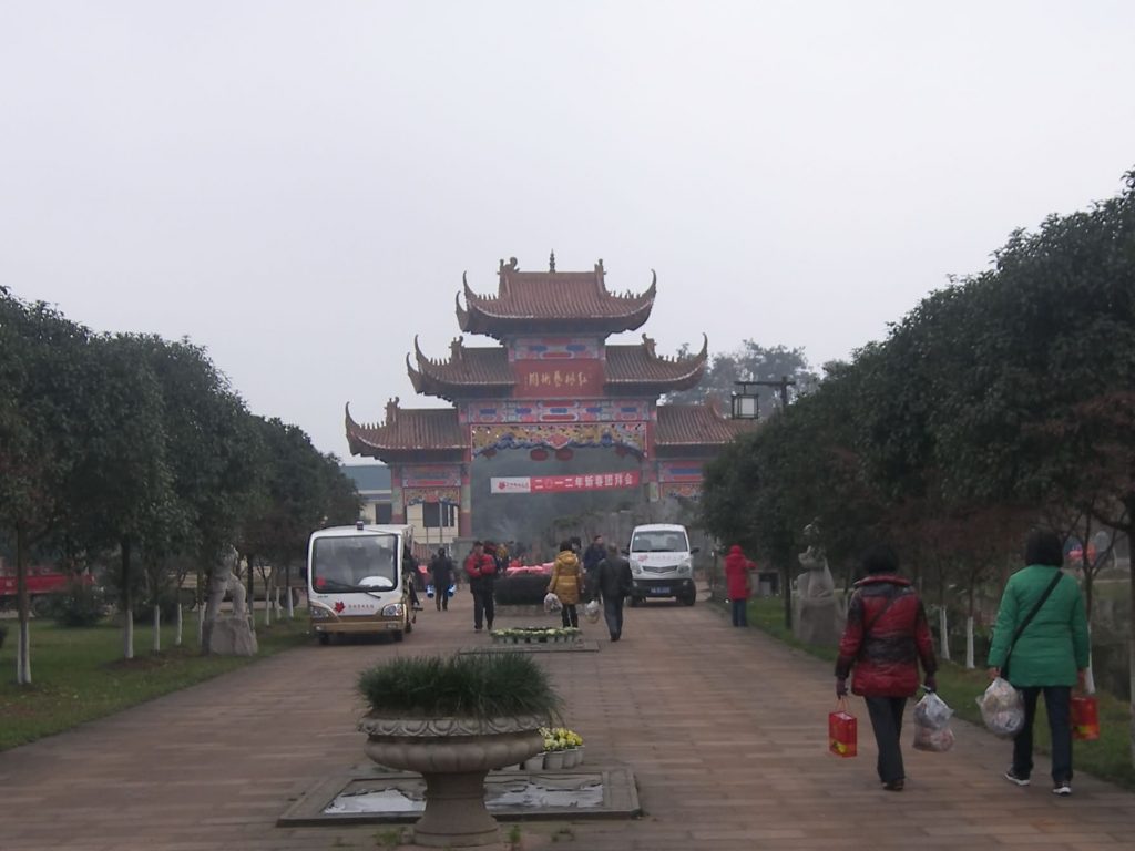 成都红枫艺术陵园地处九仙山，毗邻石象湖，又有法华寺相伴