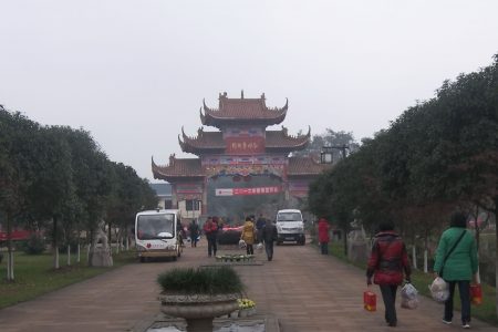 成都红枫艺术陵园地处九仙山，毗邻石象湖，又有法华寺相伴