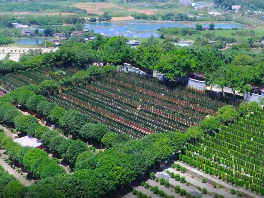 四川眉山市天府新区莲花公墓，毗邻成都黄龙溪古镇的紫钻墓园