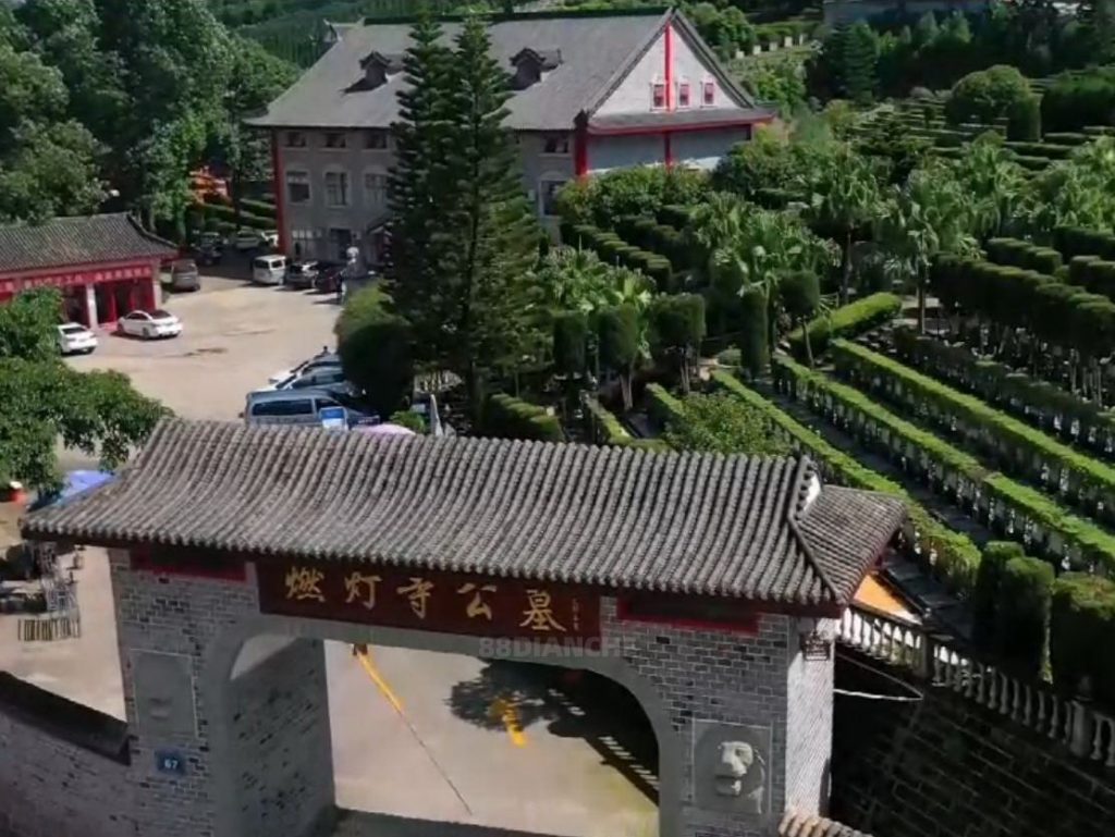 成都燃灯寺公墓，仅靠龙泉驿洛带古镇，俯视一望无垠的成都平原