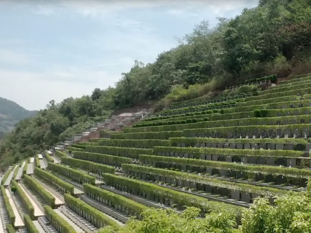 四川省简阳市卧龙寺公墓，坐落在龙泉山脉终端的樱桃之乡卧龙山下